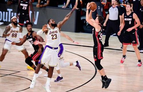  NBA经典回顾：科比1V4神迹上篮，永恒的经典瞬间